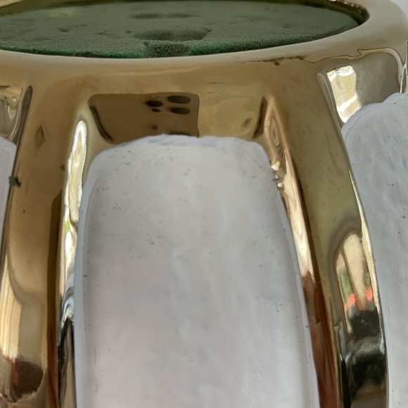 A beautiful textured ceramic flower vase - Picture 7 of 13